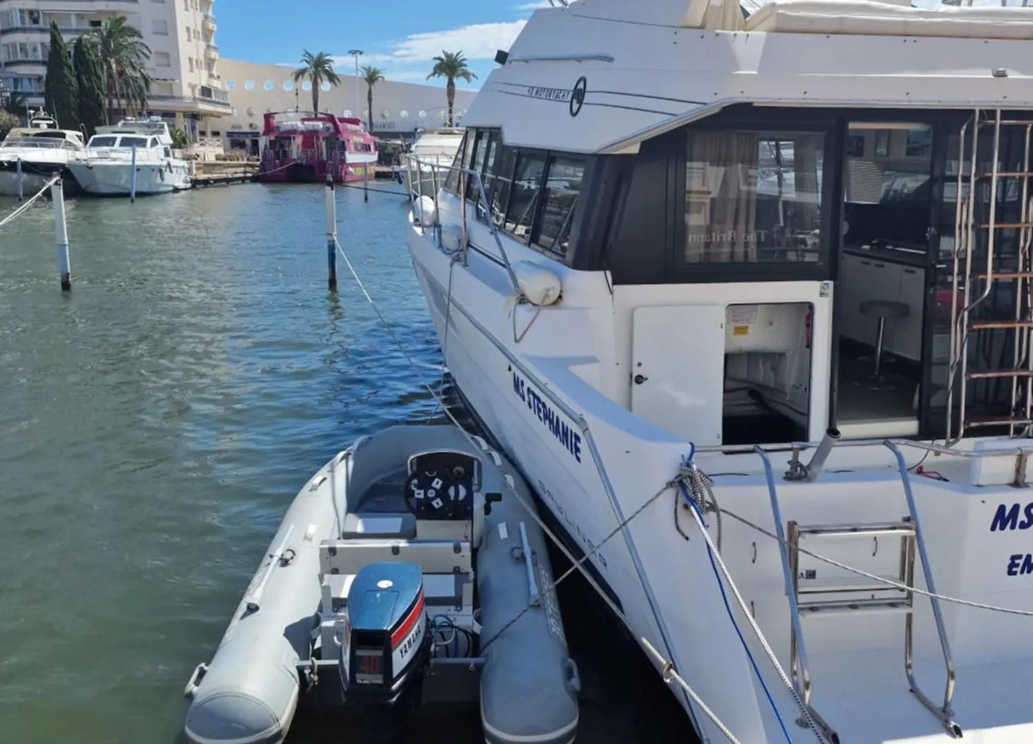 43 Ft Motoryacht In Empuriabrava酒店